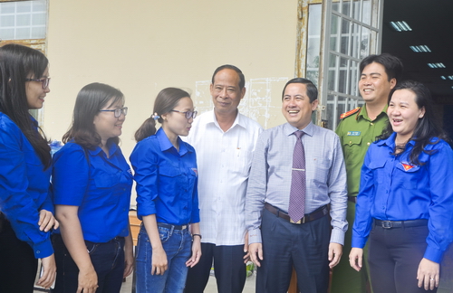 Các bạn đoàn viên thanh niên trao đổi với đồng chí Ngô Hùng - Phó chủ tịch UBND tỉnh Sóc Trăng
